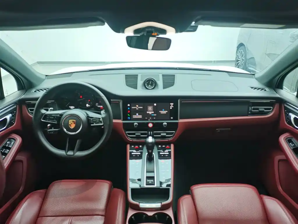 PORSCHE MACAN