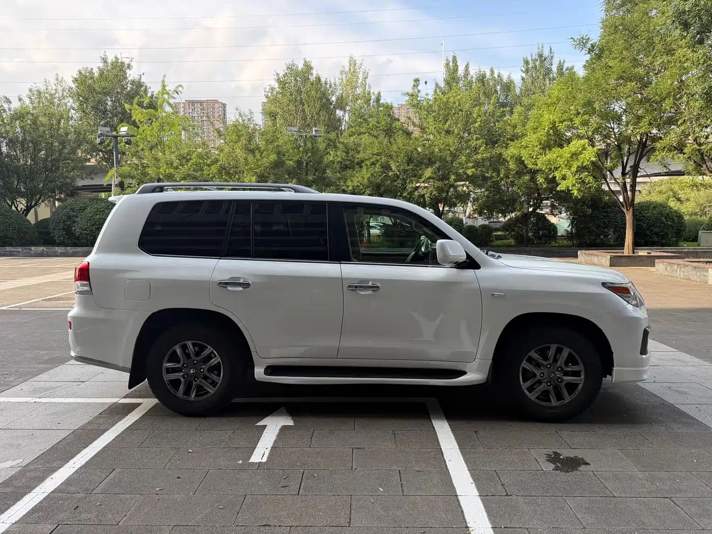 Photo 4 - Lexus LX