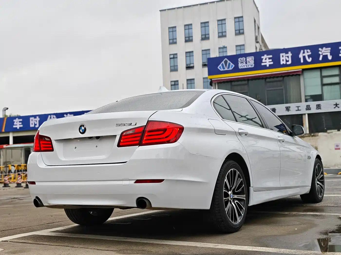 BMW 5 Series 2013 535Li Leadership фото 4