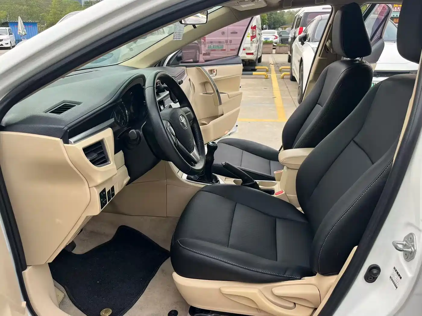 Toyota Corolla 2014 1.6L Manual GL-i Leather Edition фото 4
