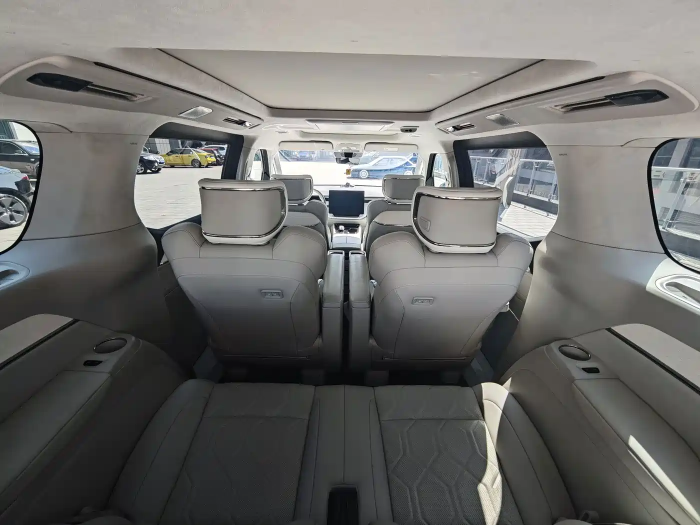 Volvo EM90 2024 2025 Ultra Six-Seater