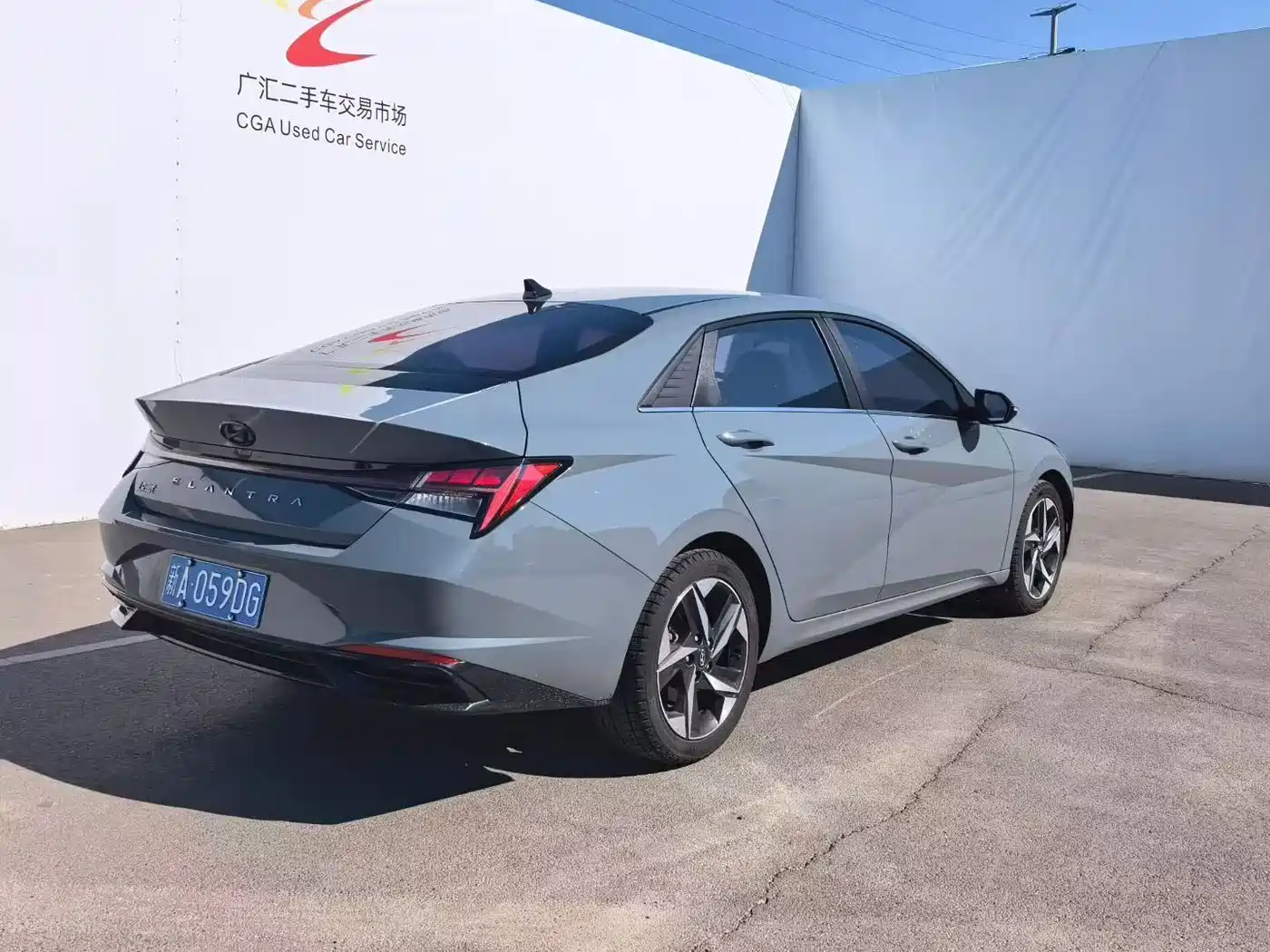 Hyundai Elantra 2021 1.5L CVT LUX Premium Edition фото 9
