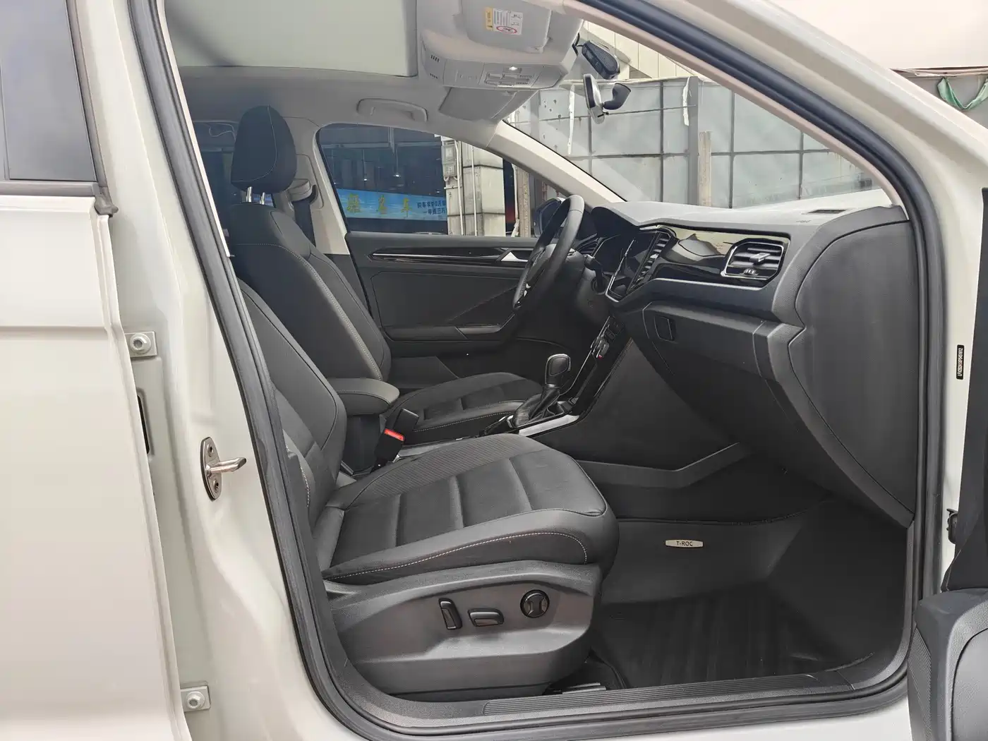 VOLKSWAGEN T-ROC EXPLORING SONGS