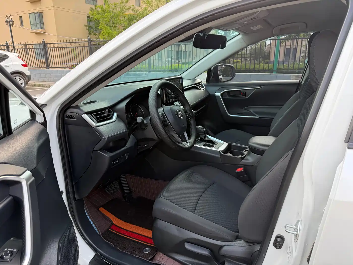 Toyota RAV4 Rongfang 2022 2.0L CVT 2WD Urban Edition фото 5