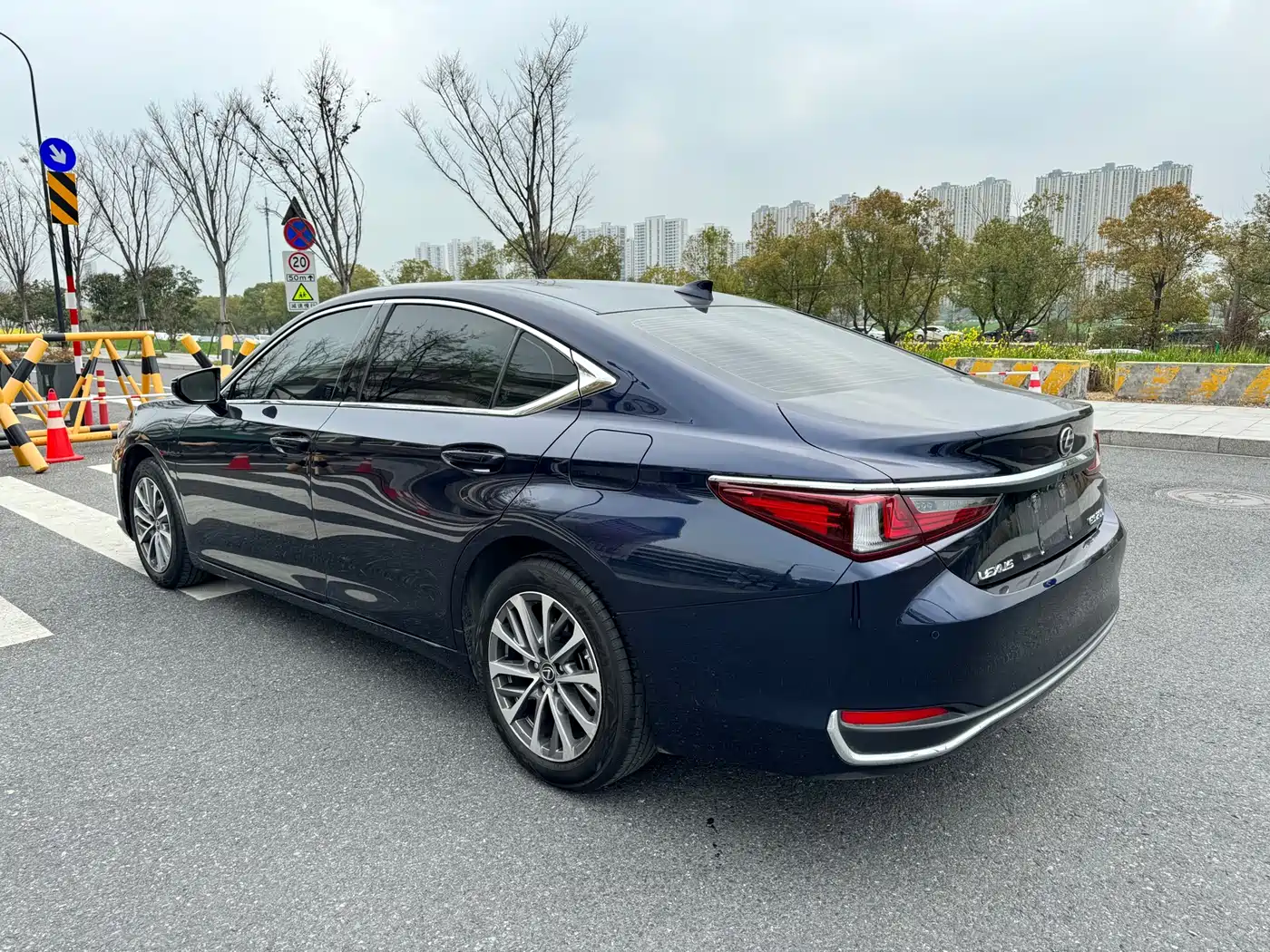 Lexus ES 2023 200 Excellence Edition фото 6