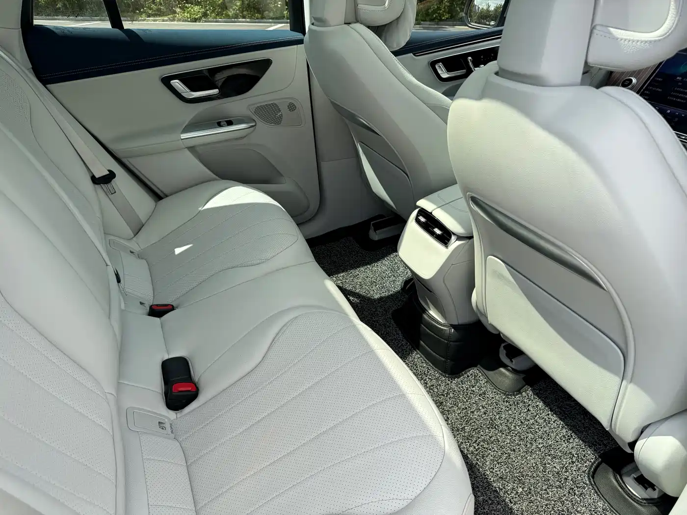 Mercedes-Benz EQE SUV 2023 350 4MATIC Luxury Edition фото 15