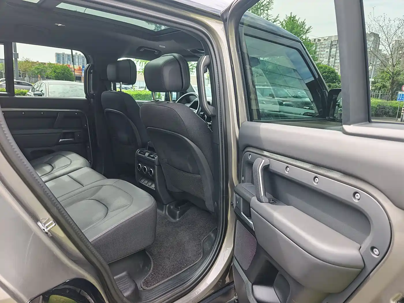 Land Rover Defender 2025 110 3.0T P400 X фото 13