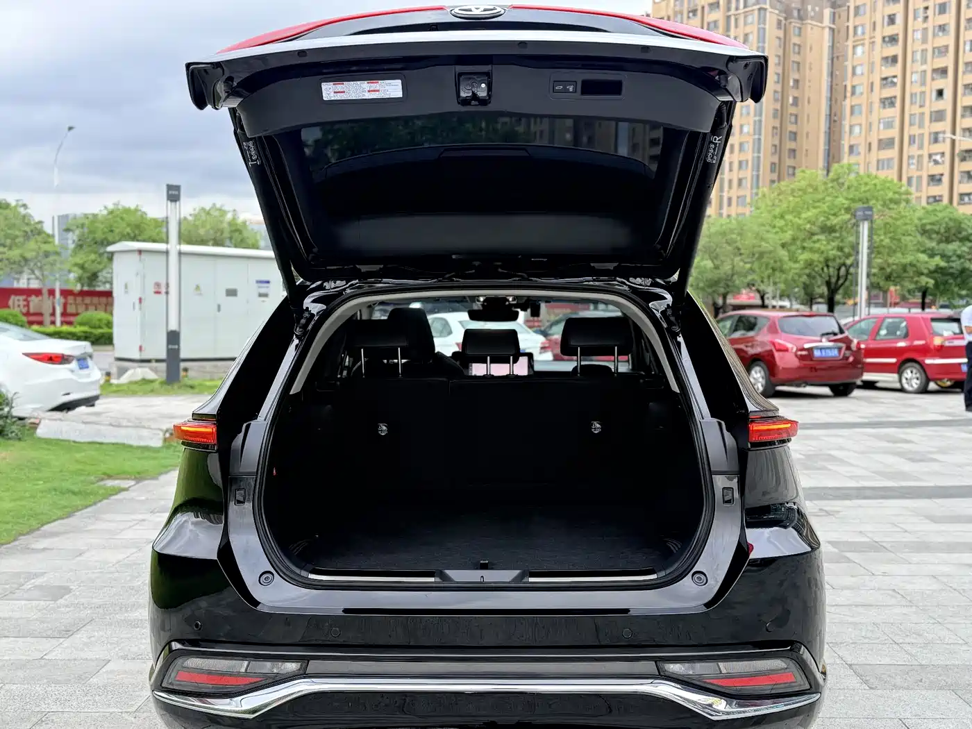 Toyota Venza 2023 2.0L CVT FWD Premium фото 20