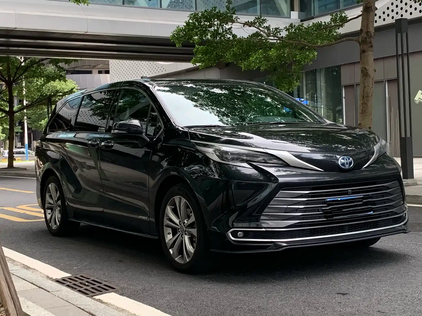 Toyota Sienna 2023 2.5L Hybrid Premium Edition фото 3