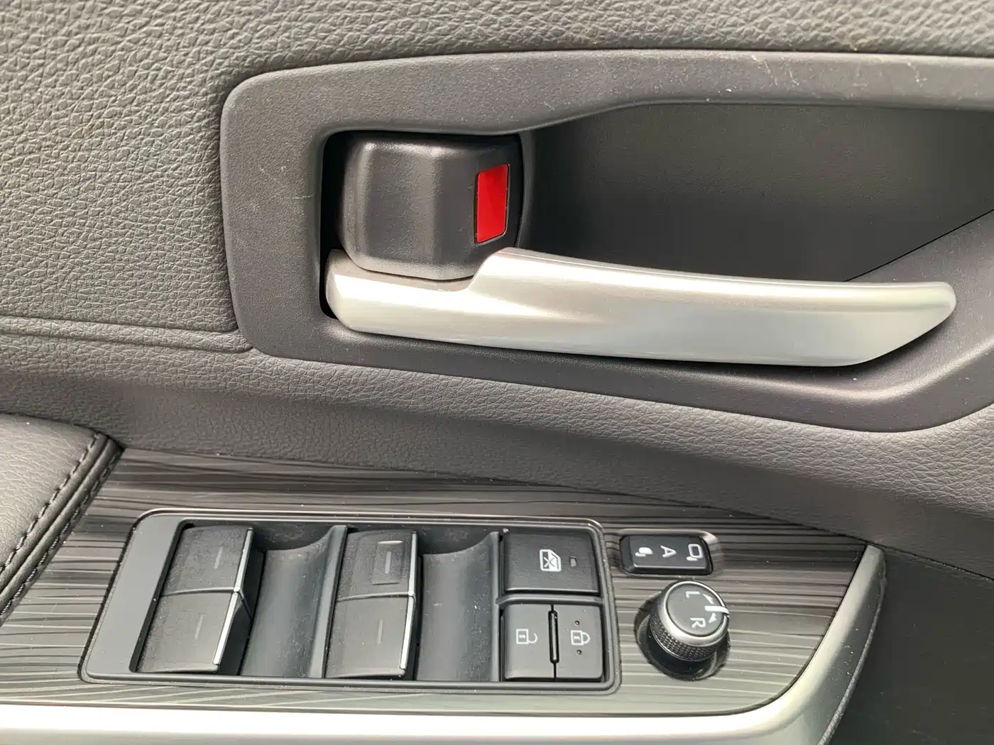 Toyota Sienna 2023 2.5L Hybrid Premium Edition фото 18