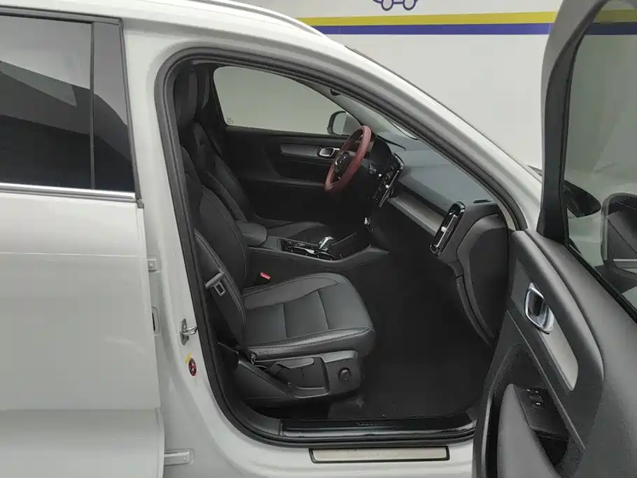 Фото 8 - Volvo XC40