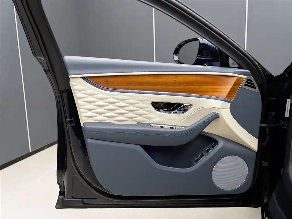 BENTLEY FLYING SPUR PLUG-IN HYBRID