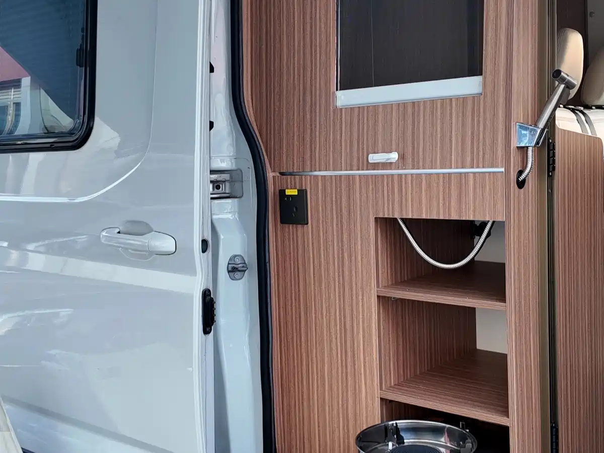 SAIC Maxus MAXUS V90 RV 2021 2.0T Travel Home V90 Self-Contained Class B RV Luxury Transverse Bed фото 6