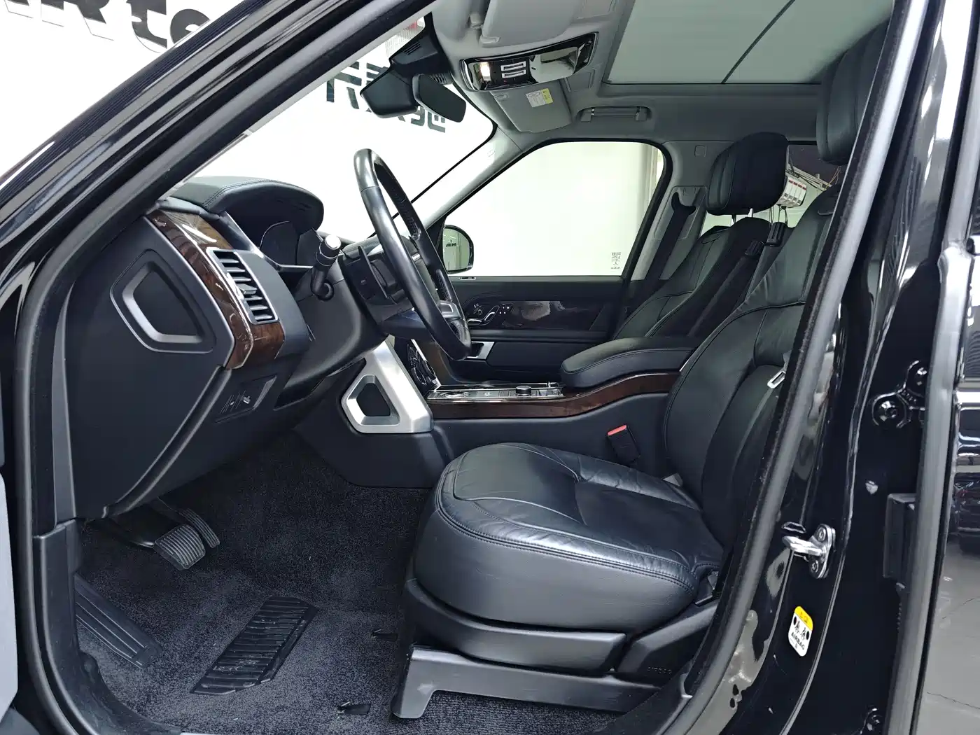 Land Rover Range Rover 2021 3.0 L6 Golden Age Edition фото 8