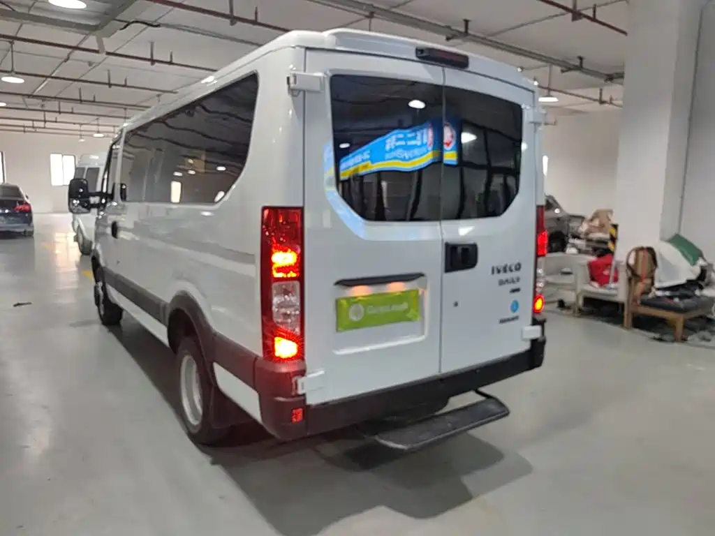 Iveco Daily 2023 2021 2.0T Manual Chaorui Long Wheelbase Short Suspension Low Roof Sliding Door F1A