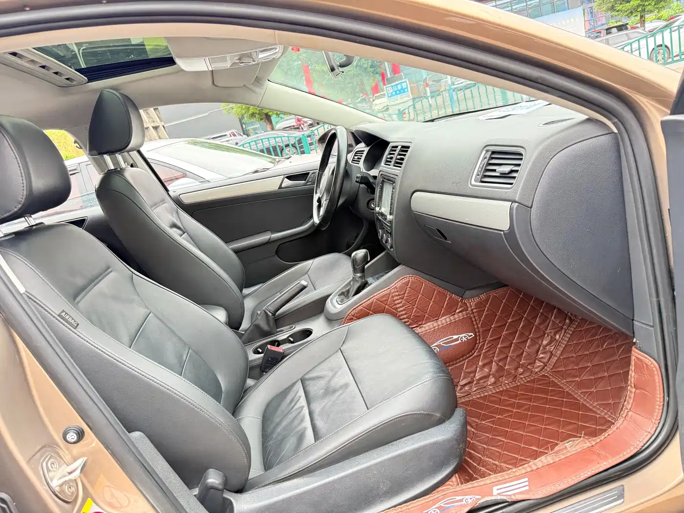 Volkswagen Sagitar 2014 Facelift 1.6L Automatic Comfort фото 9