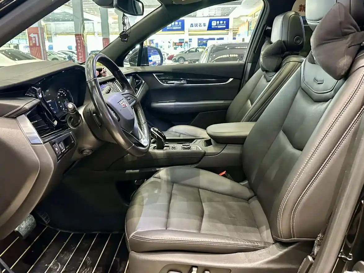 Photo 4 - Cadillac XT6