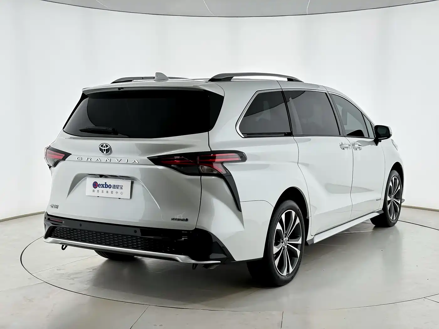 Toyota Granvia 2023 2.5L Hybrid Comfort Edition фото 3