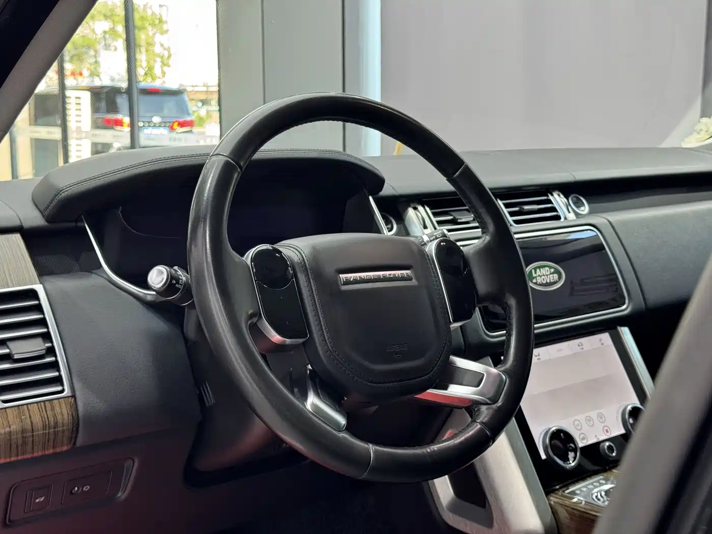 Land Rover Range Rover 2018 3.0 SC V6 Golden Age Edition фото 17
