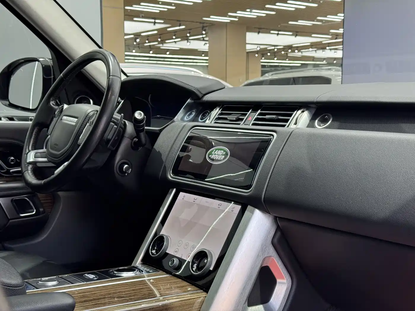 Land Rover Range Rover 2018 3.0 SC V6 Golden Age Edition фото 10