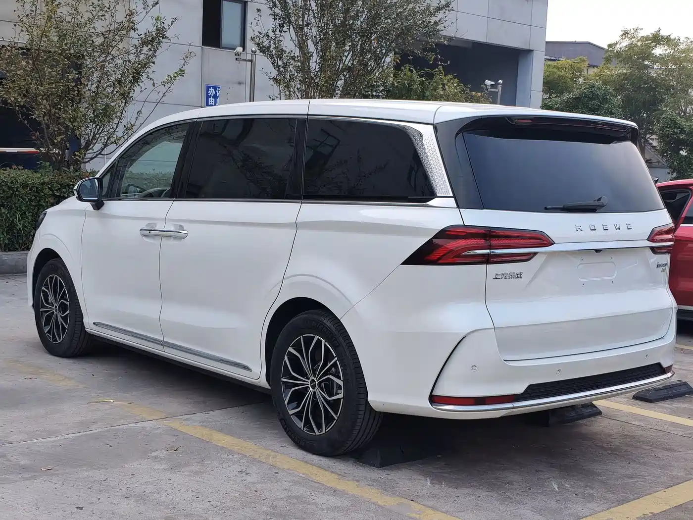 Roewe iMAX8 EV 2026 2022 Gold Edition
