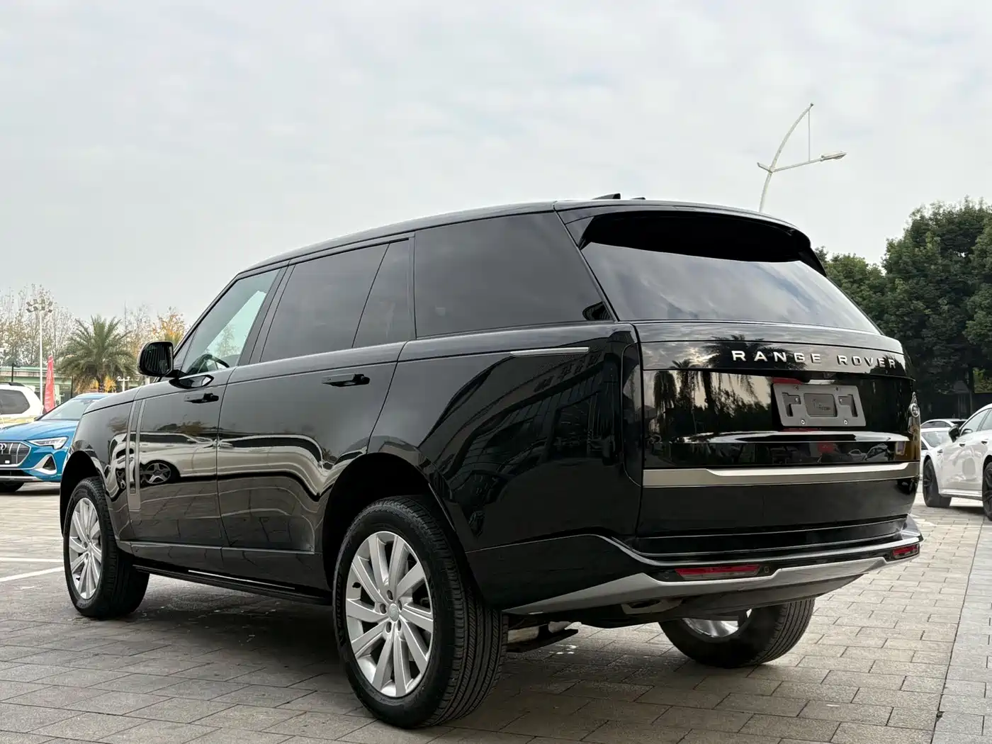 Land Rover Range Rover 2024 3.0 L6 400PS Golden Age Extended 7-Seater фото 3