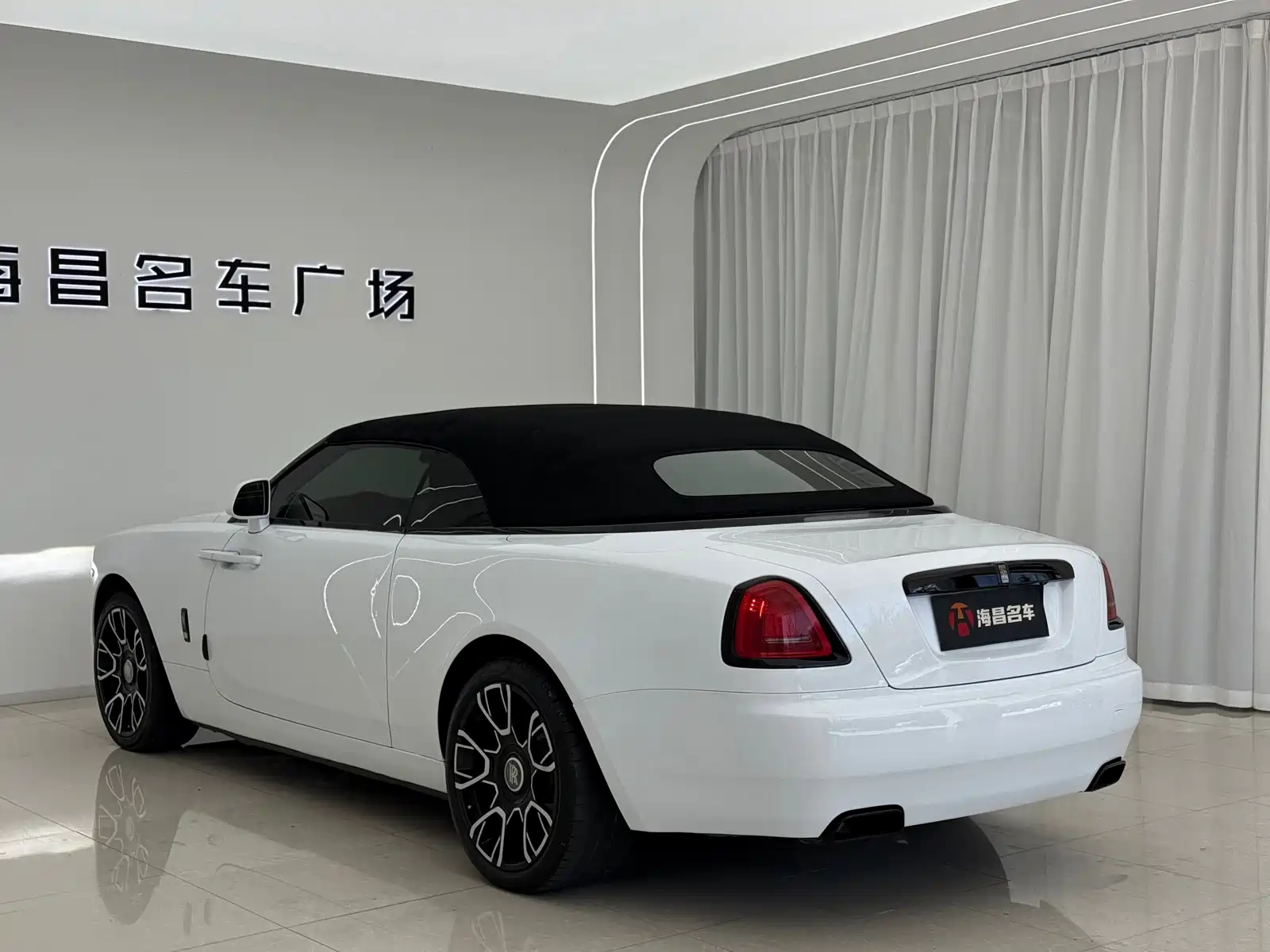 Photo 7 - Rolls-Royce Dawn