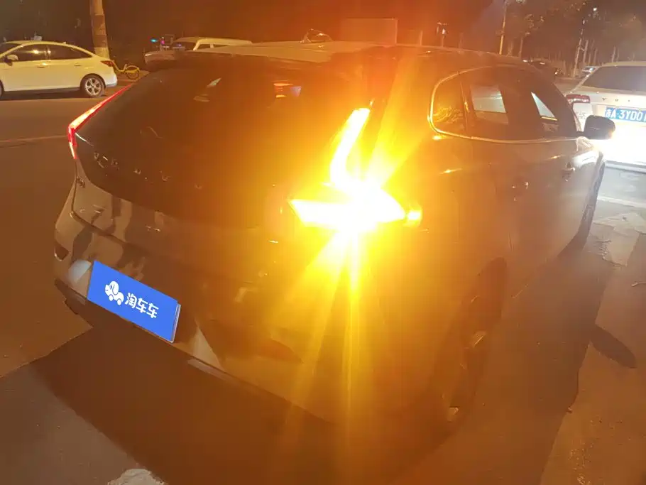 Фото 3 - Volvo V40