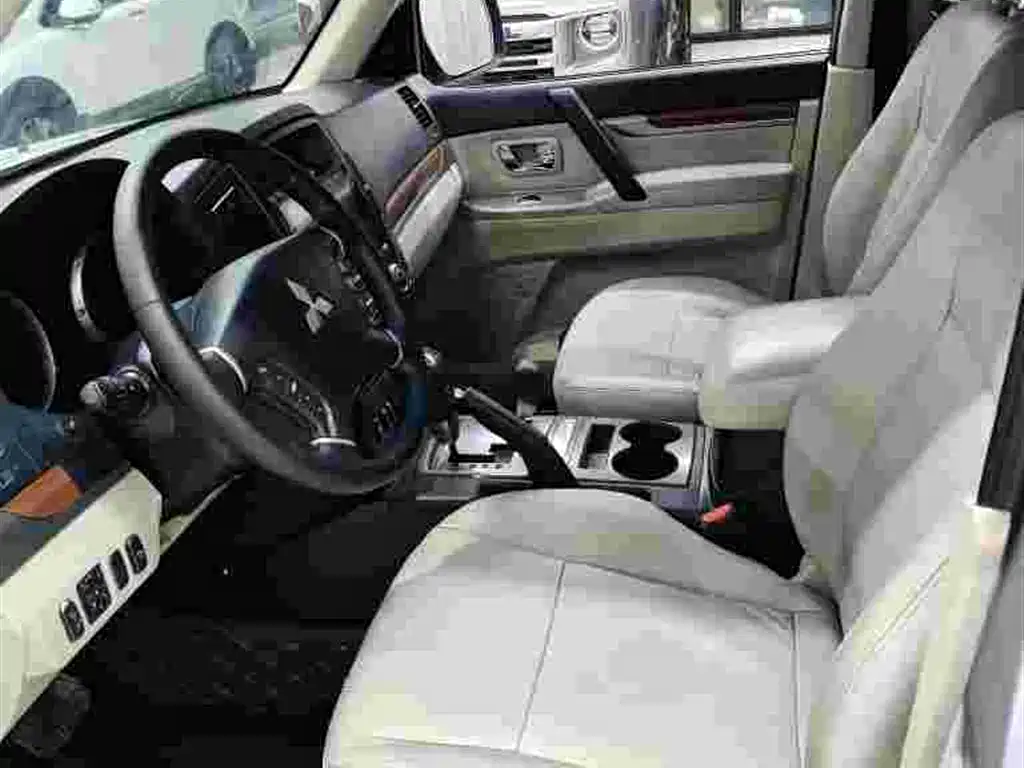 Mitsubishi Pajero (Import) 2011 3.0L Luxury Edition фото 7