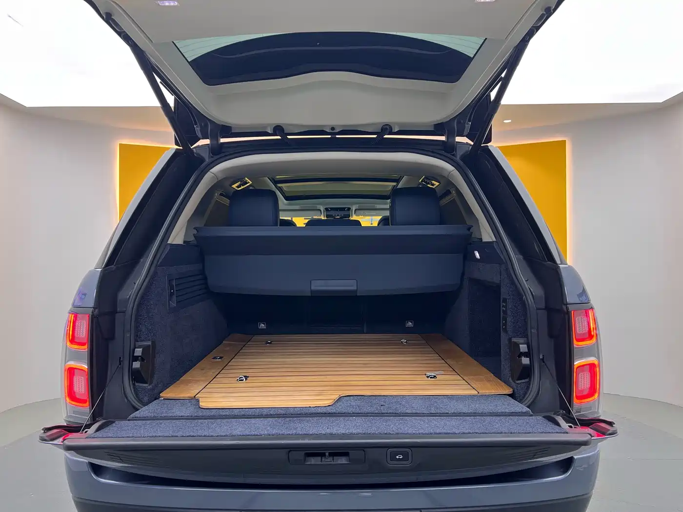 Land Rover Range Rover 2021 3.0 L6 Heritage Extended Classic Edition фото 34
