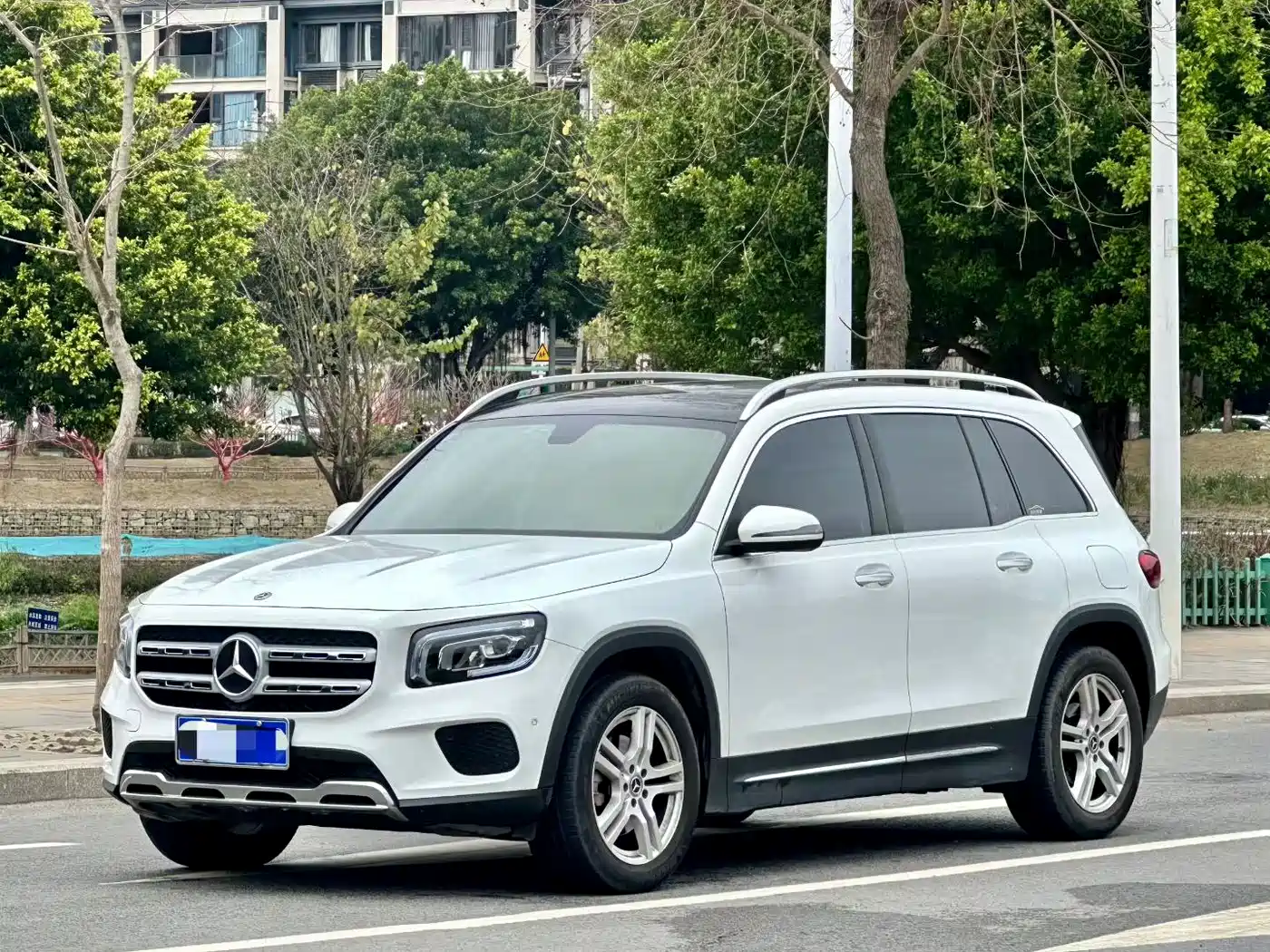 MERCEDES-BENZ GLB