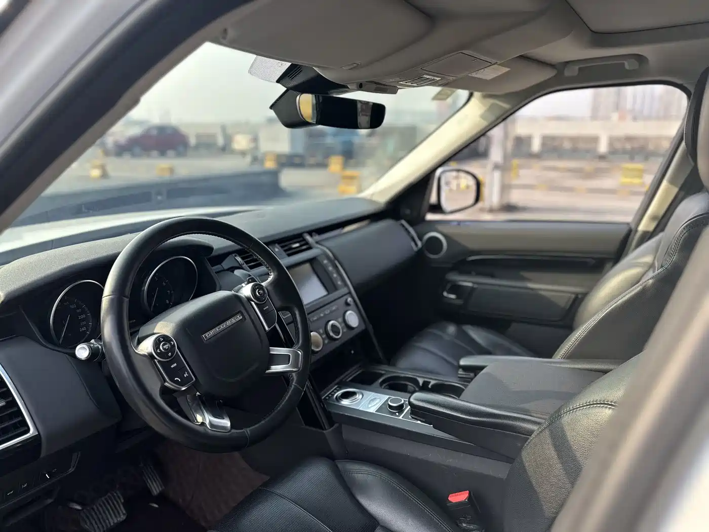 Land Rover Discovery 2017 3.0 SC V6 SE фото 12