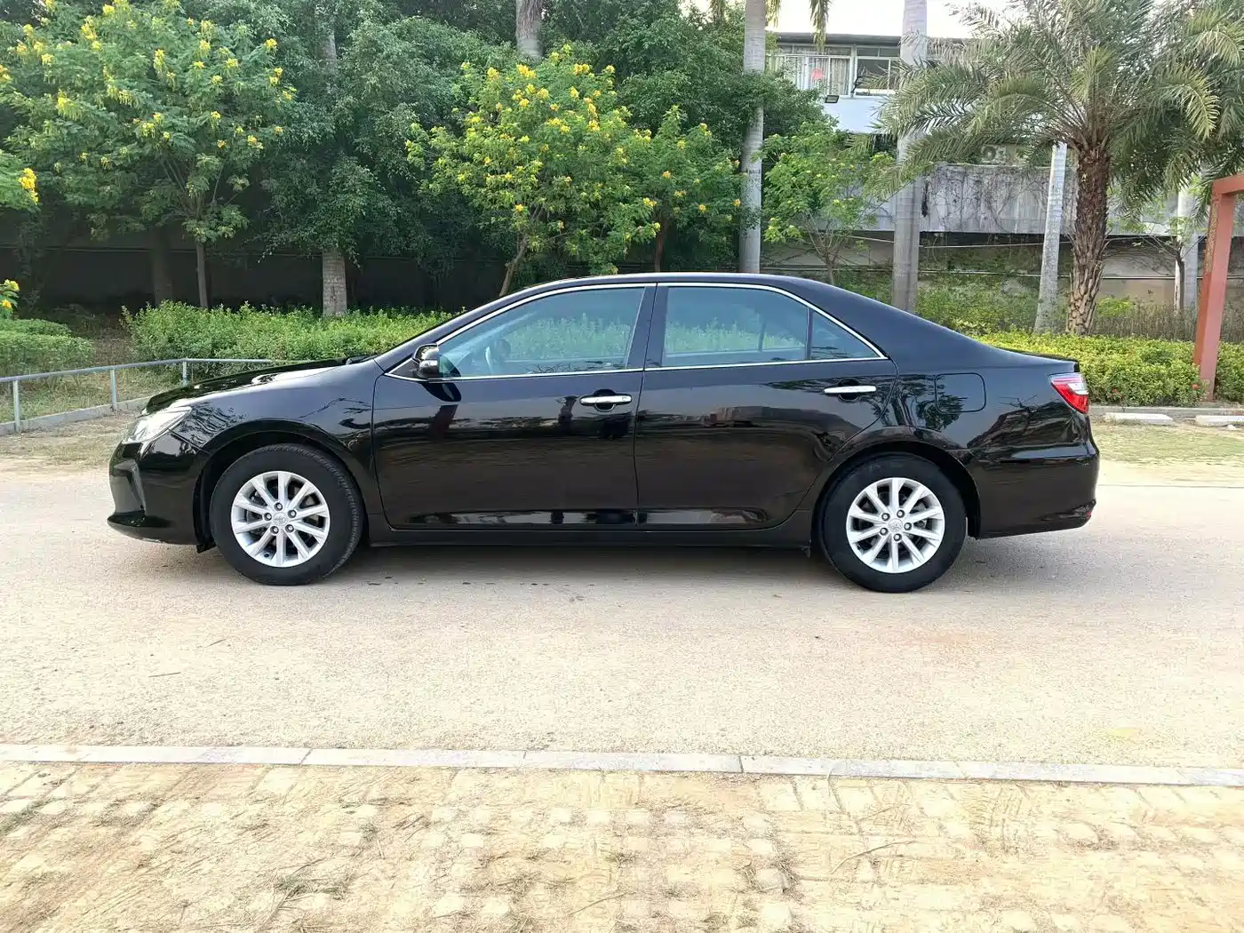 Toyota Camry 2016 2.0G 10th Anniversary Leading Edition фото 3