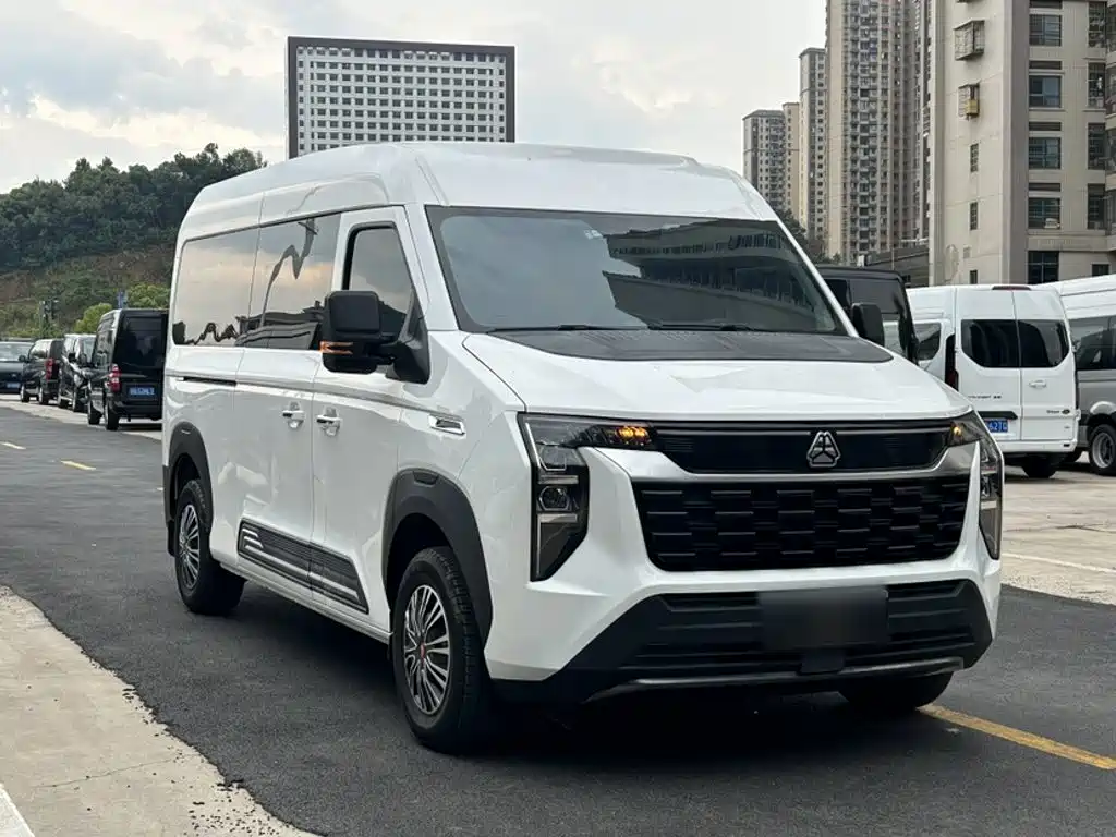 Sinotruk Xianfeng V 2024 2024 Multi-function Version 2.0T Automatic Medium Wheelbase Medium Roof