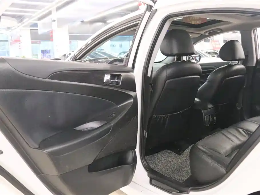 Hyundai Sonata 2013 2.4L Automatic Luxury Edition (China IV) фото 13