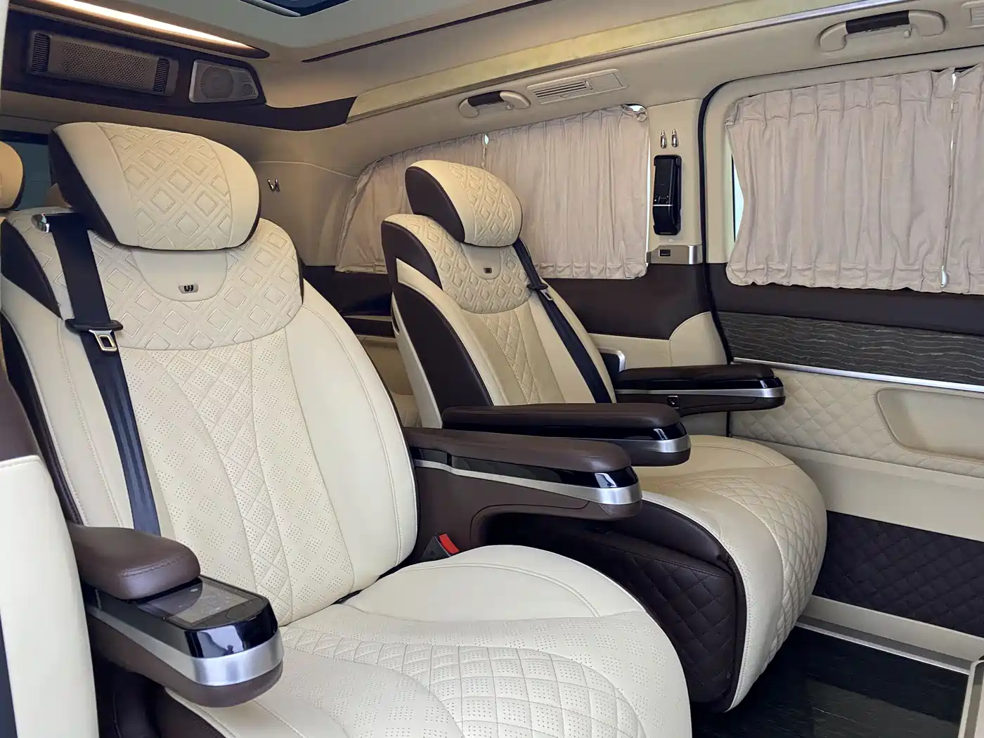 Mercedes-Benz V-Class 2018 V 260 L Premium Long Wheelbase Edition China VI фото 14
