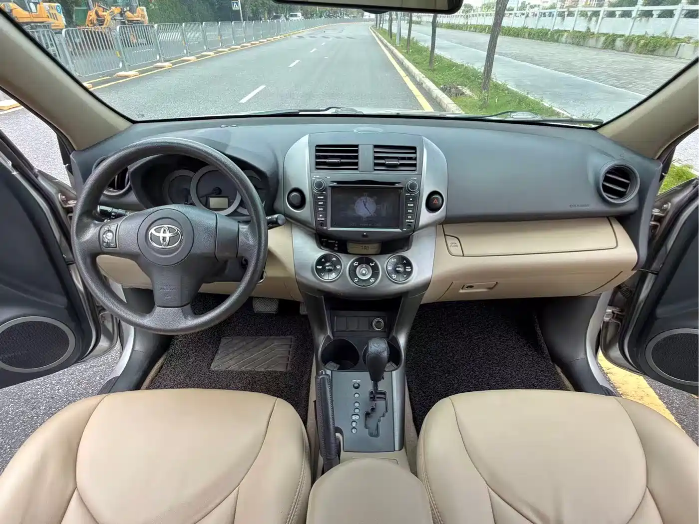 Photo 5 - Toyota RAV4 Rongfang