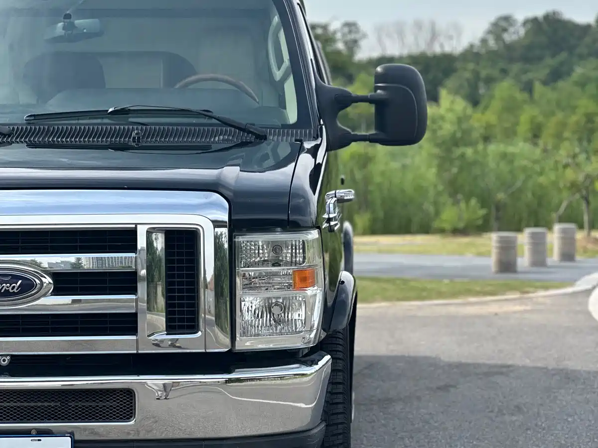Ford E350 2010 2011 5.4L Standard Yacht Edition