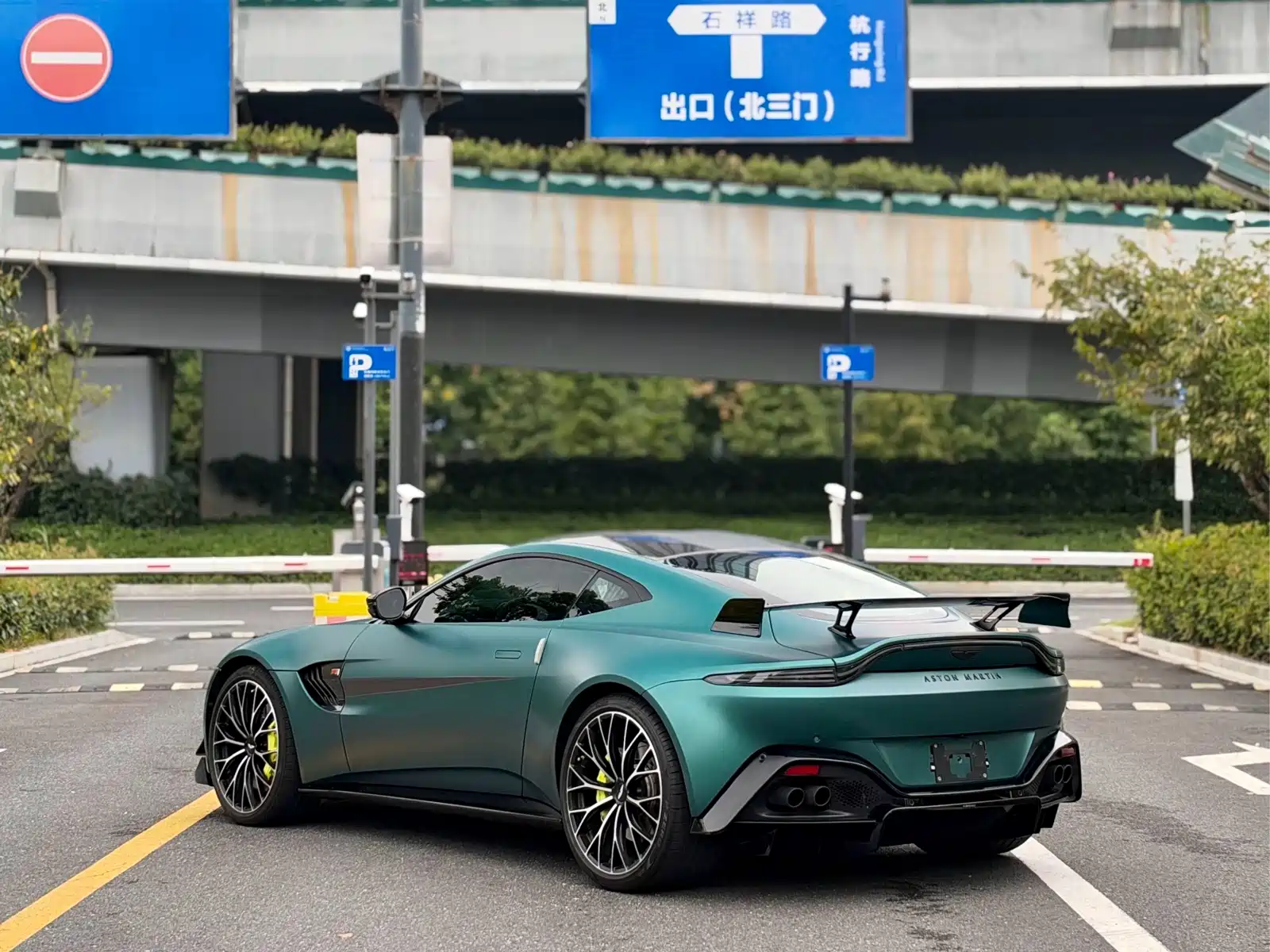 Фото 7 - Aston Martin Vantage