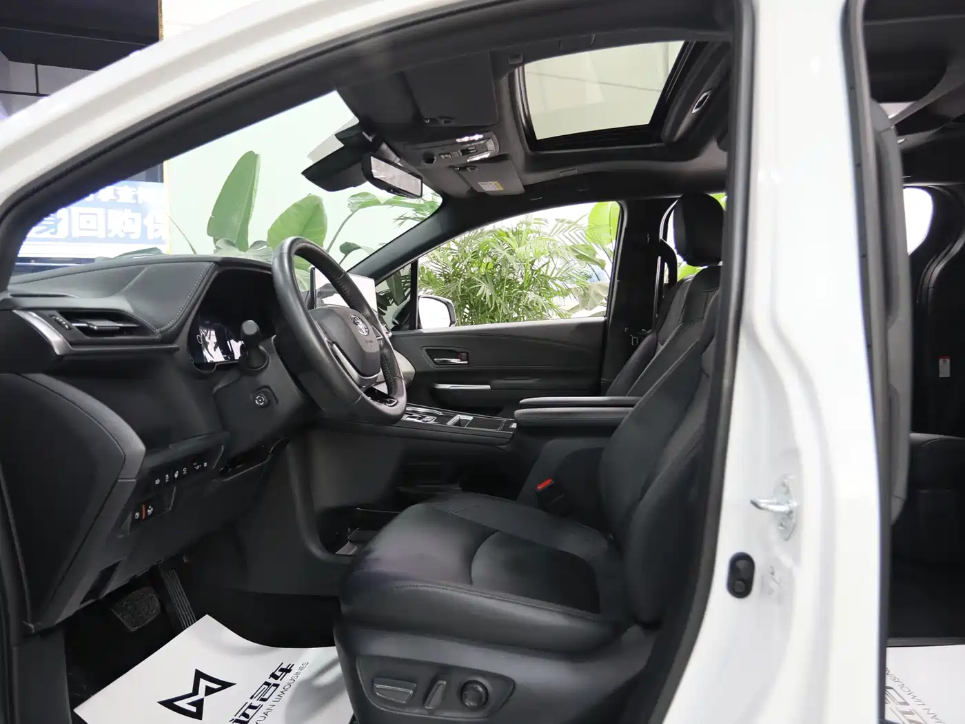 Toyota Granvia 2023 2.5L Hybrid Flagship VIP Edition фото 5