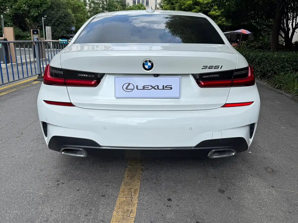 Photo 16 - BMW 3 Series