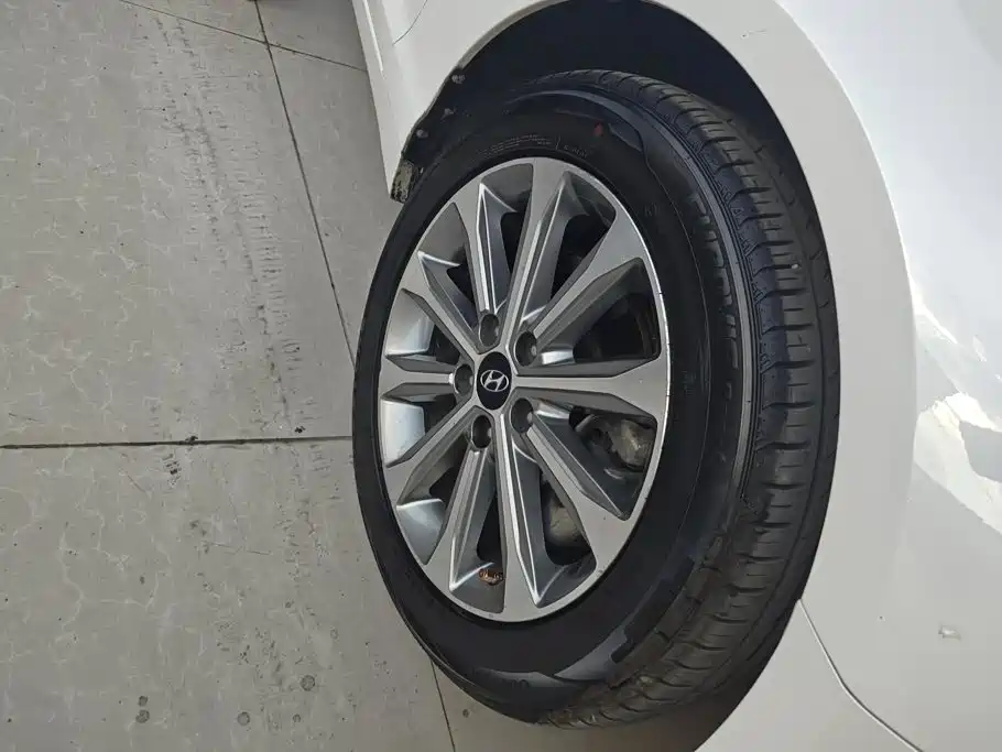 Photo 6 - Hyundai Sonata