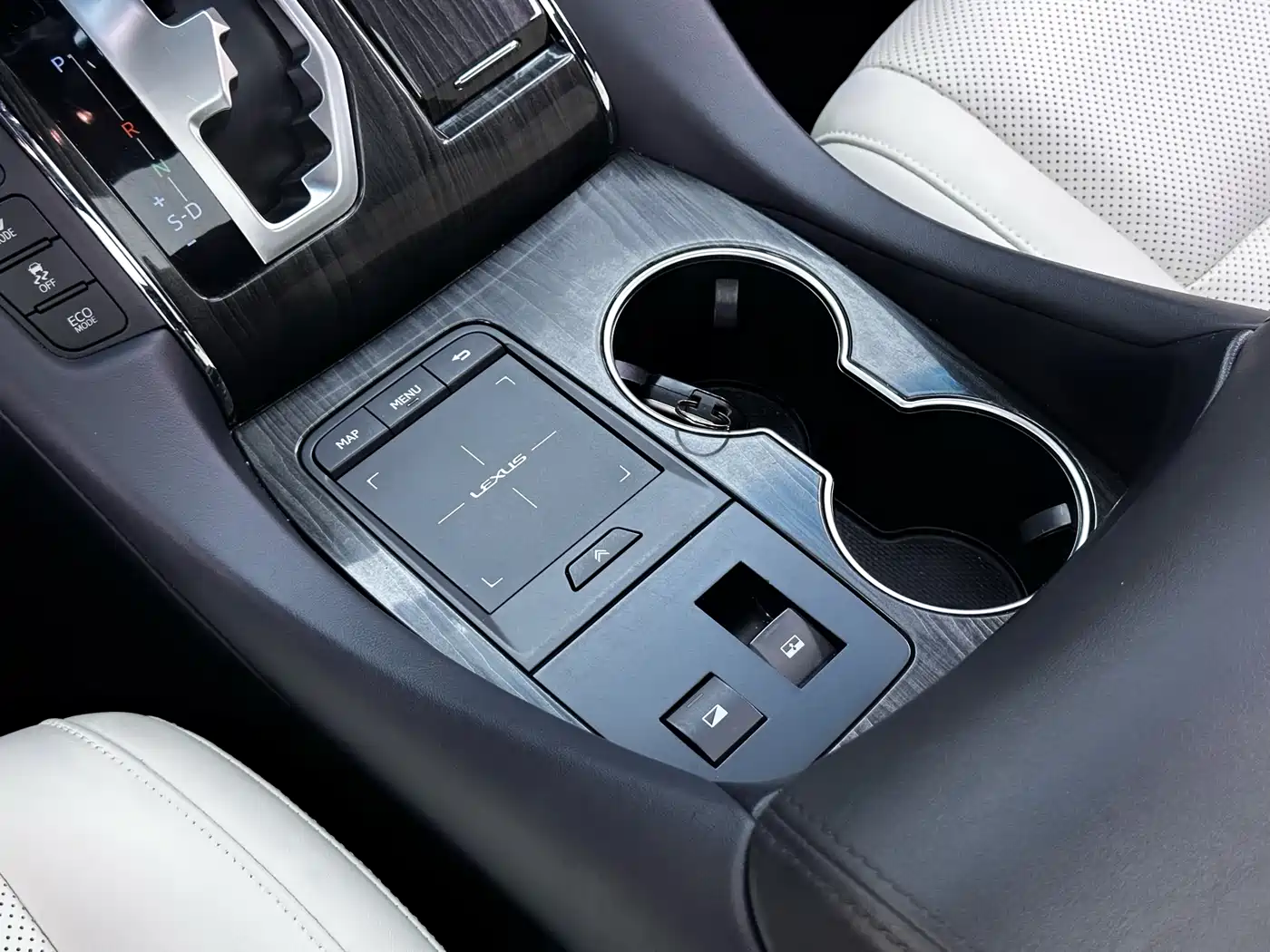 Lexus LM 2020 300h 4-Seat Imperial Edition фото 18