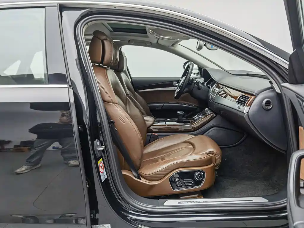 Photo 23 - Audi A8