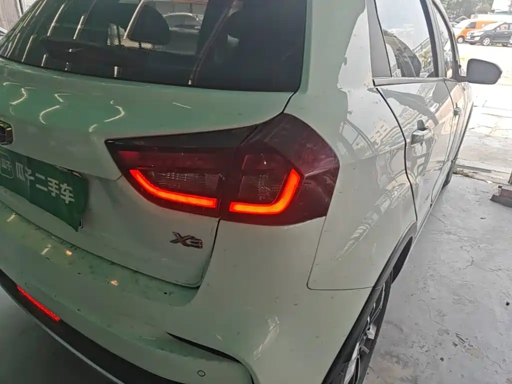 Фото 8 - Geely Vision X3