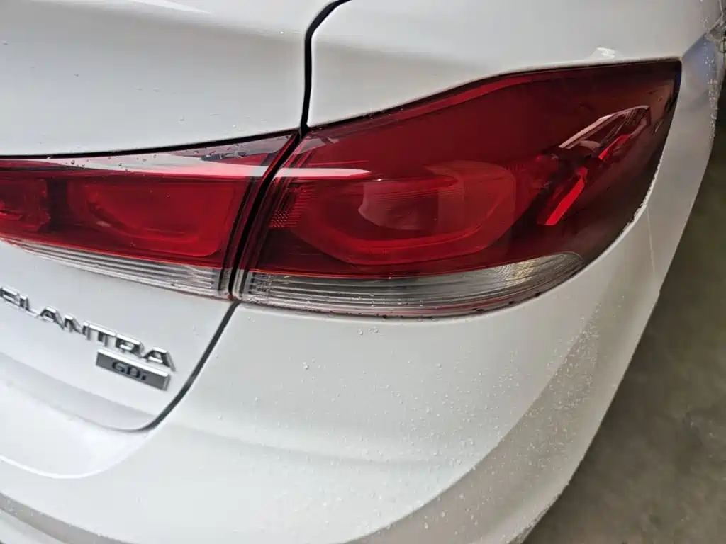 Фото 8 - Hyundai Elantra