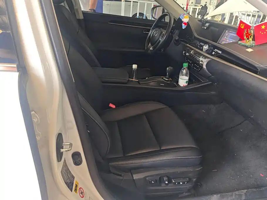 Фото 8 - Lexus ES