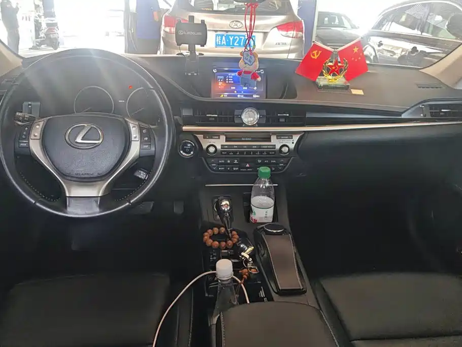 Фото 12 - Lexus ES
