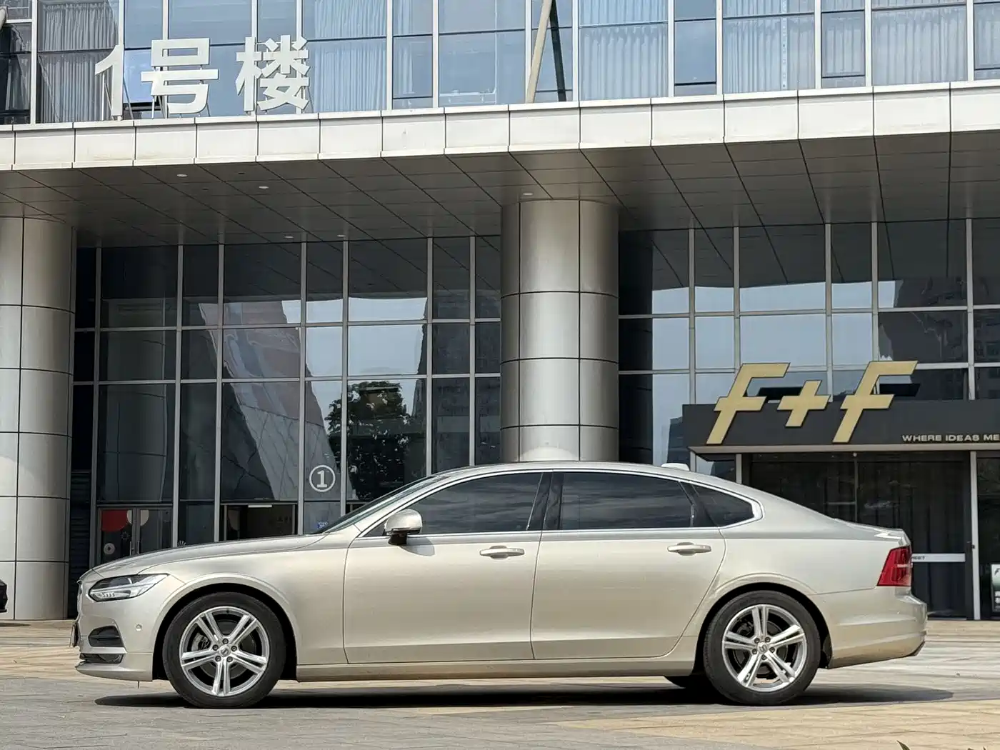 Фото 15 - Volvo S90