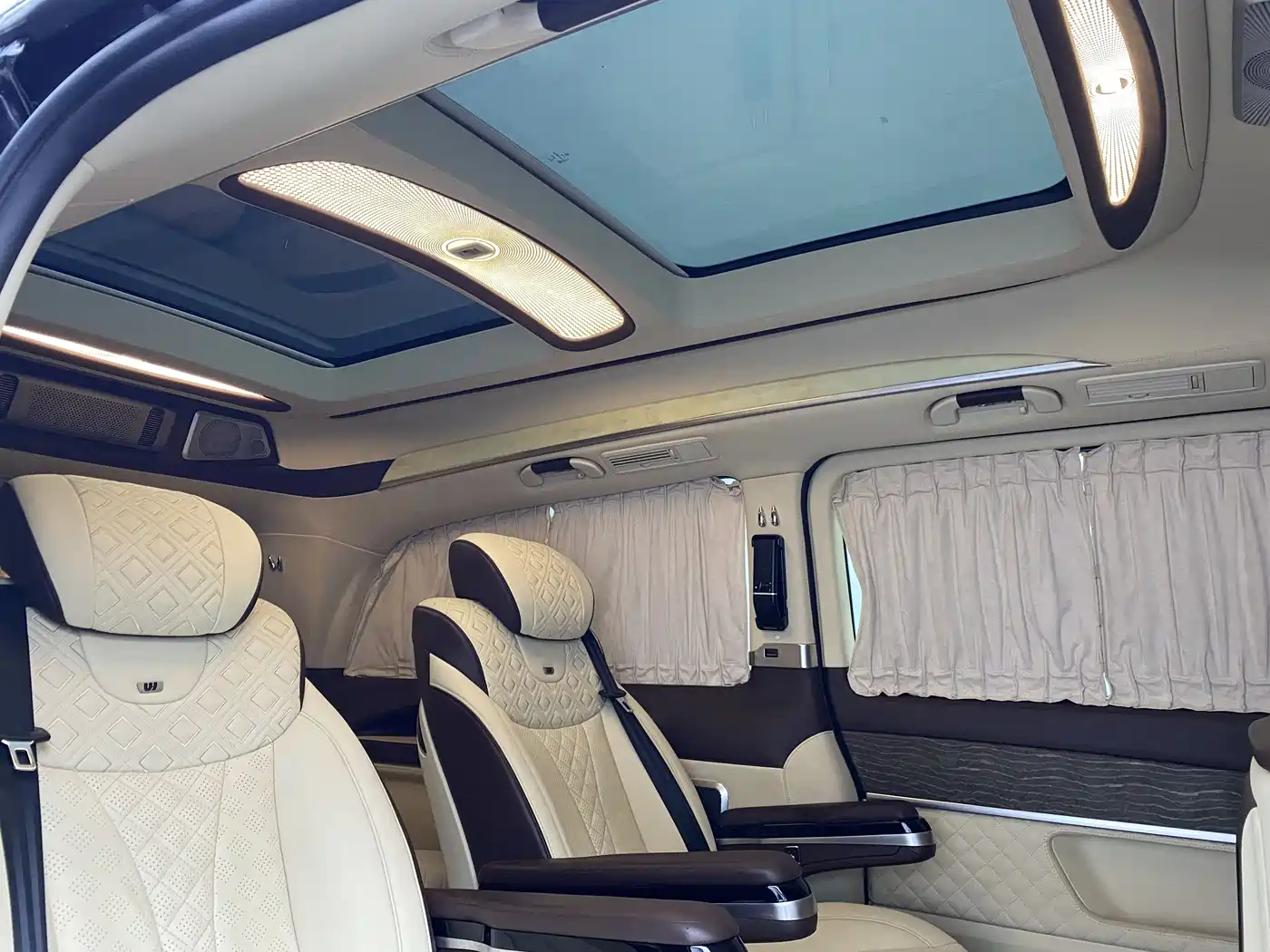 Mercedes-Benz V-Class 2018 V 260 L Premium Long Wheelbase Edition China VI фото 15